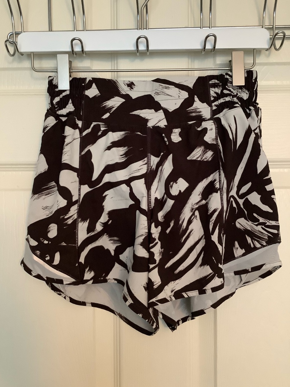Lululemon Hotty Hot HR Shorts Monarch Bloom Bone Espresso Size 4 - Picture 3 of 8